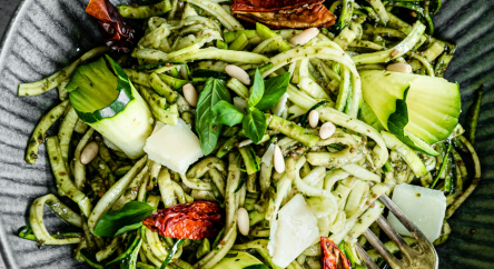 Spaghettis de courgettes aux tomates séchées et parmesan