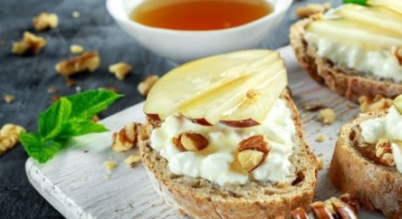 Bruschetta poire - chèvre frais - miel de thym - charcuterie (en option)