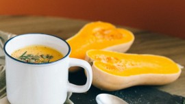 Velouté de butternut rôti, lait de coco & éclats de noisettes