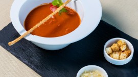 Gaspacho tomate, fraise et basilic