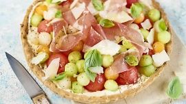 Tarte aux billes de melon pastèque concombre et copeaux de parmesan
